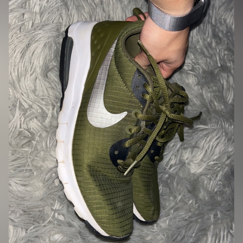 Nike Air Max Motion LW SE Women’s Athletic Shoes. Green
